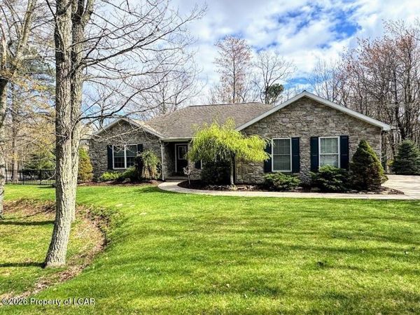 1 Point Of Woods, Hazleton, PA 17985