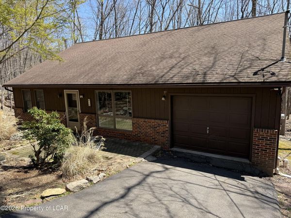 16 Iroquois Circle, Hazleton, PA 18202