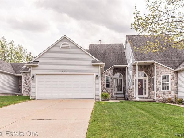 754 Challenging Trail, South Lyon, MI 48178