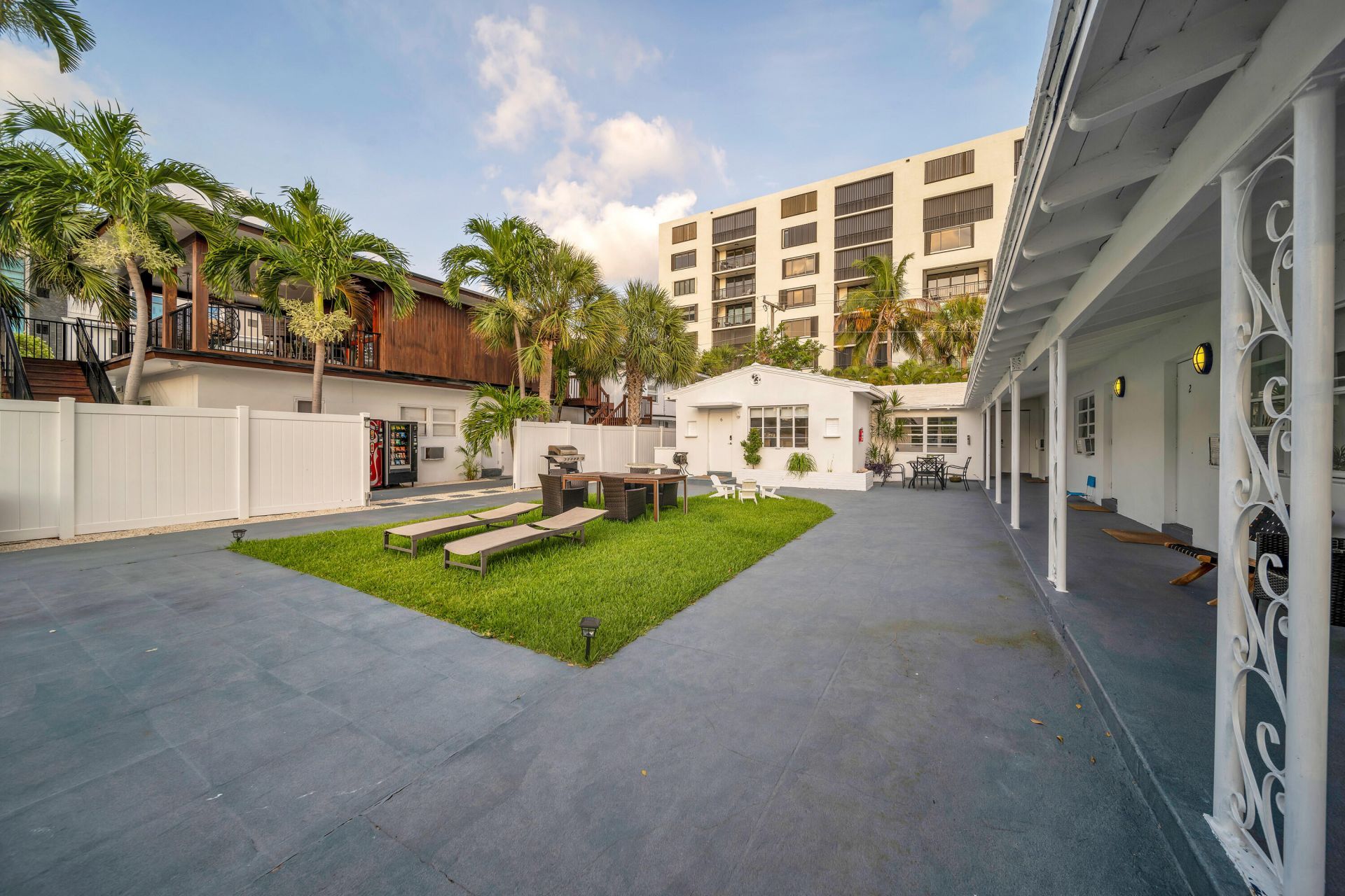 2307 N Ocean Boulevard, Unit 4, Fort Lauderdale, FL 33305 Photo