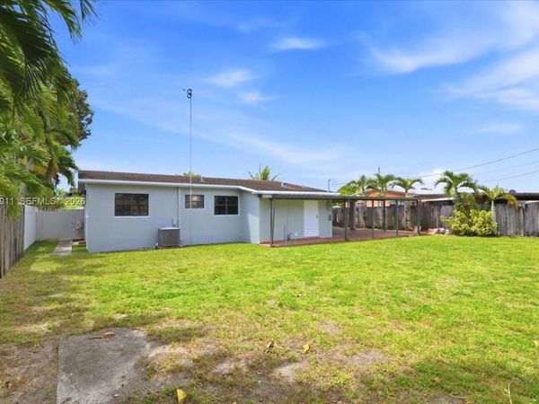 687 W 39th Pl , Hialeah, FL 33012