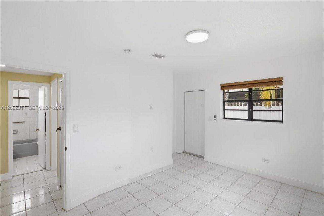 687 W 39th Pl, Hialeah, FL 33012 Photo