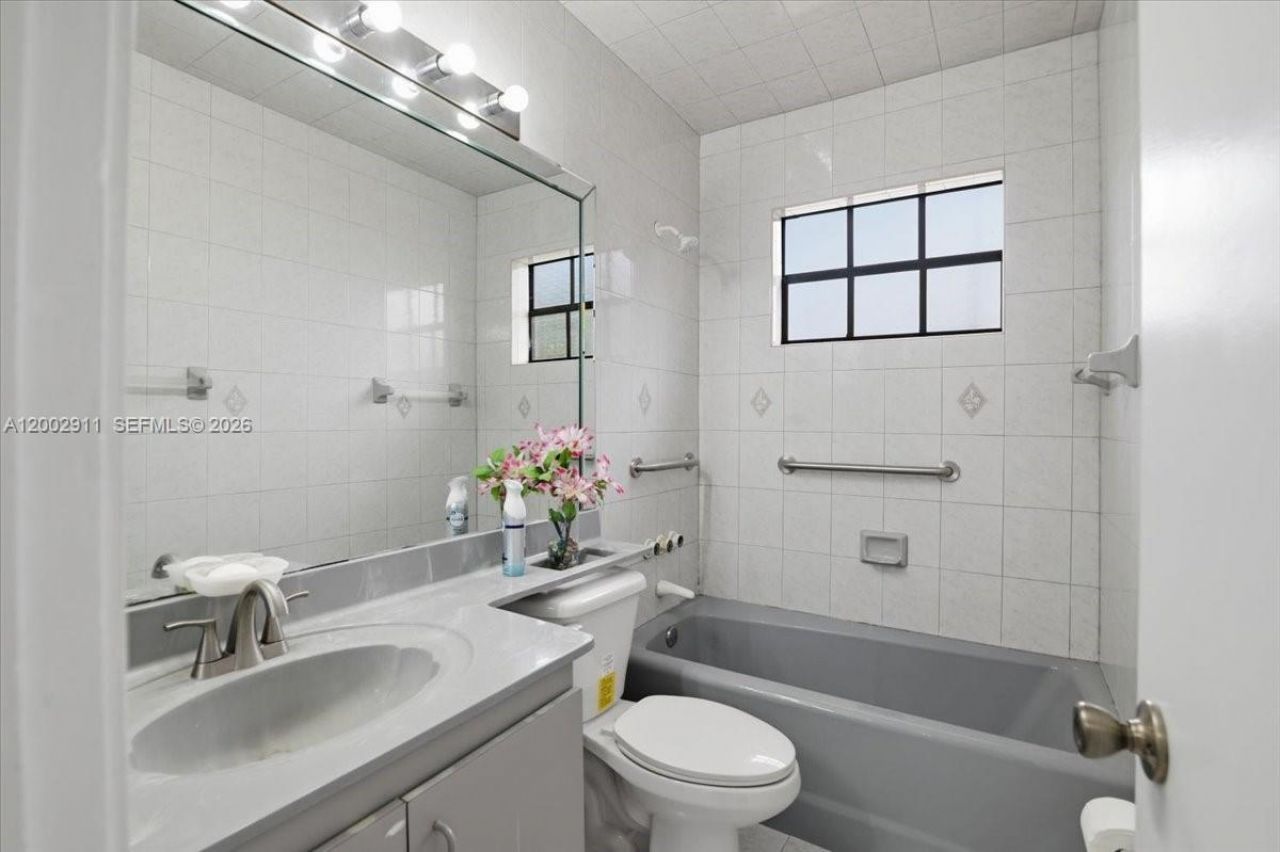 687 W 39th Pl, Hialeah, FL 33012 Photo