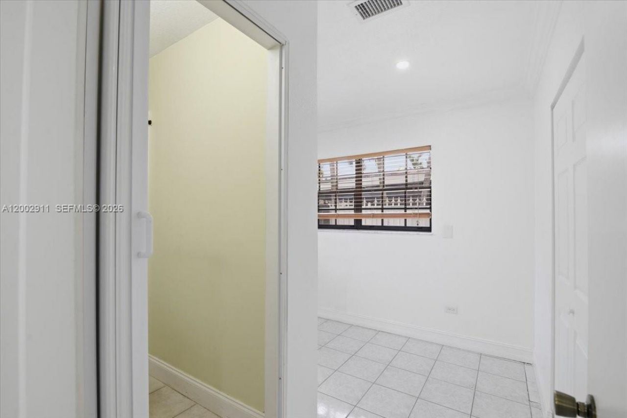 687 W 39th Pl, Hialeah, FL 33012 Photo