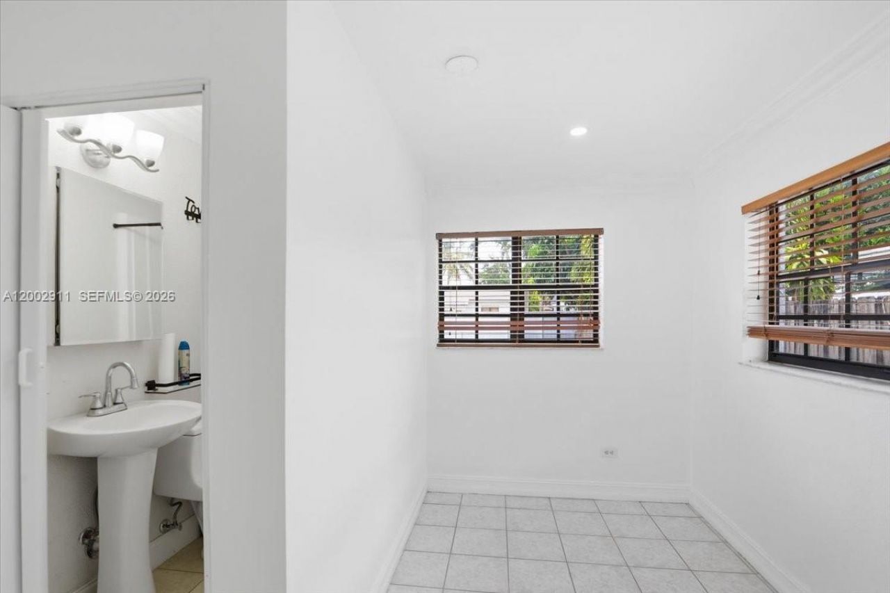687 W 39th Pl, Hialeah, FL 33012 Photo