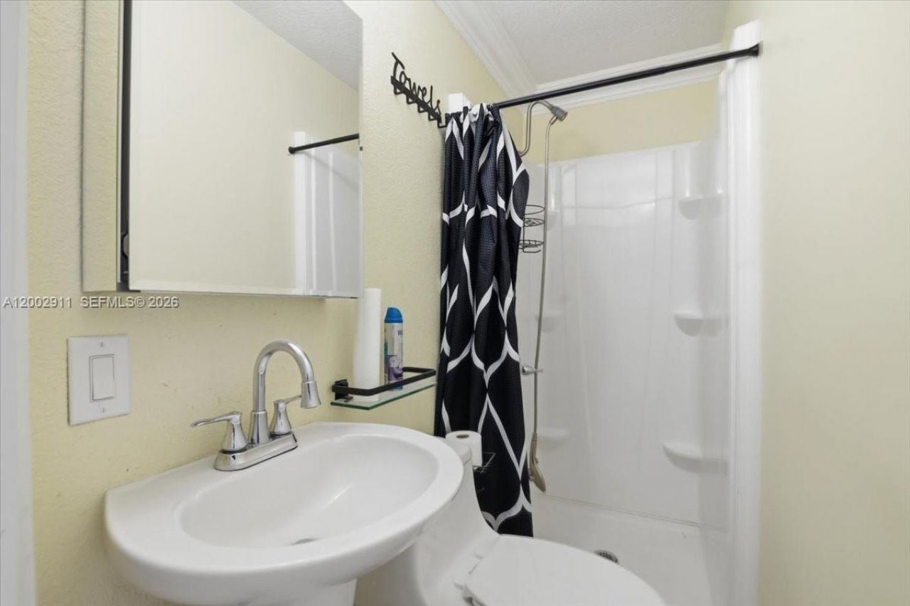 687 W 39th Pl, Hialeah, FL 33012 Photo