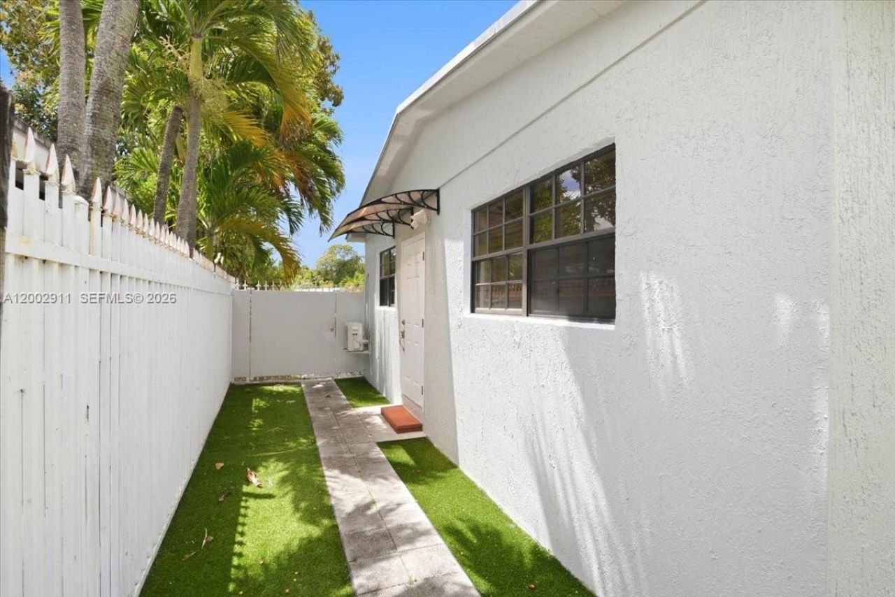 687 W 39th Pl, Hialeah, FL 33012 Photo