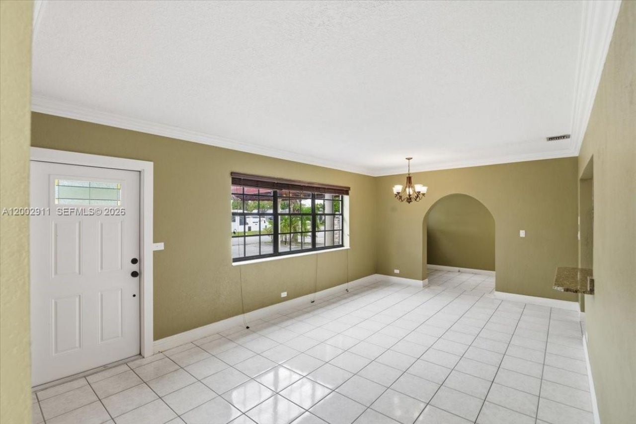 687 W 39th Pl, Hialeah, FL 33012 Photo