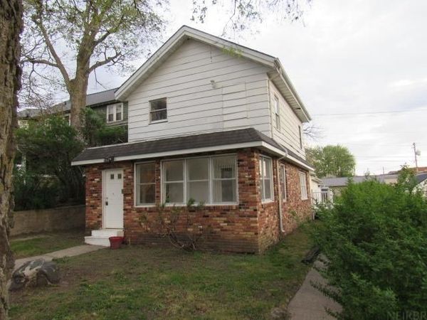 105 N High Street , Anamosa, IA 52205