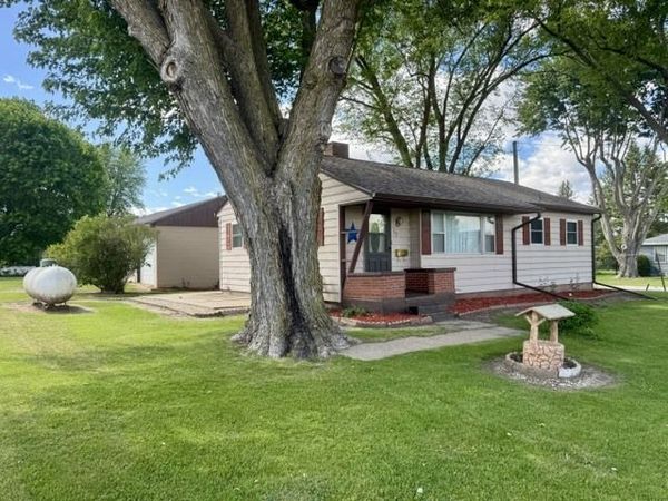 15 School Lane, Goose Lake, IA 52750