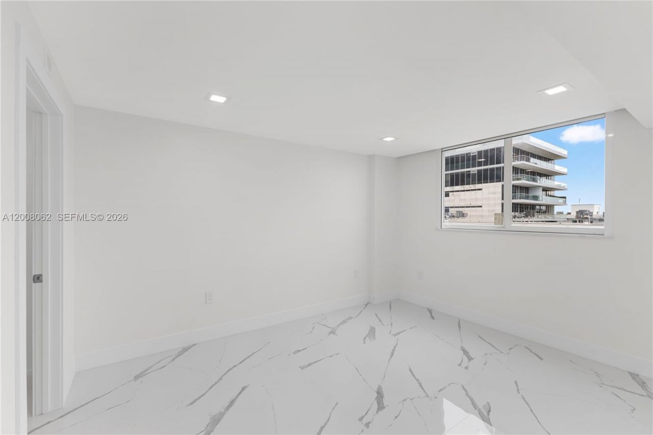 345 Ocean Dr, Unit 708, Miami Beach, FL 33139 Photo