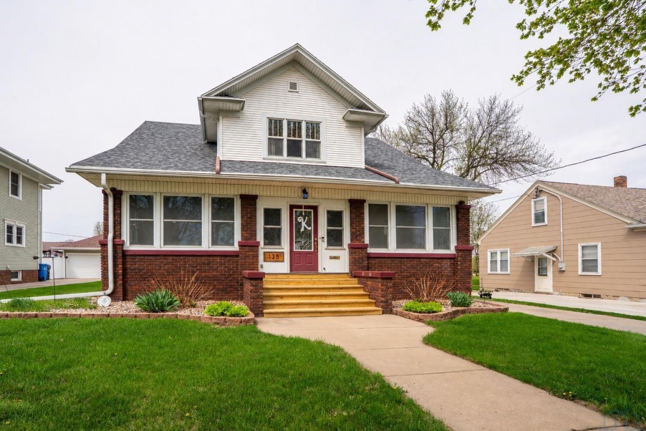 135 6th Ave Ne, Lemars, IA 51031 Main Photo