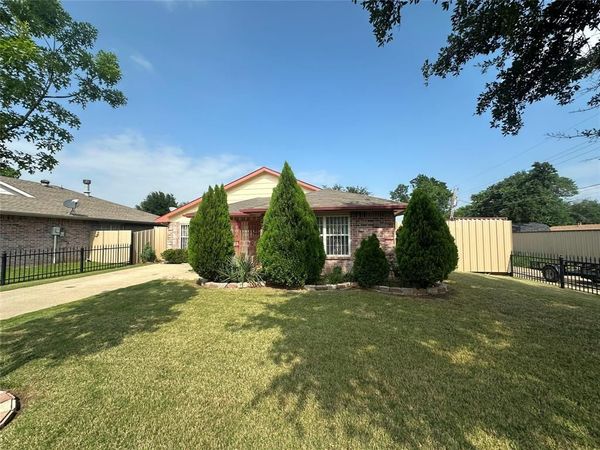 916 Algonquin Drive , Dallas, TX 75217