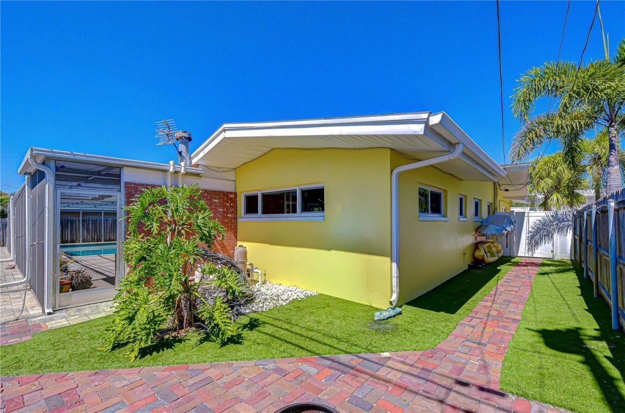 9625 Commodore Drive , Seminole, FL 33776 Photo