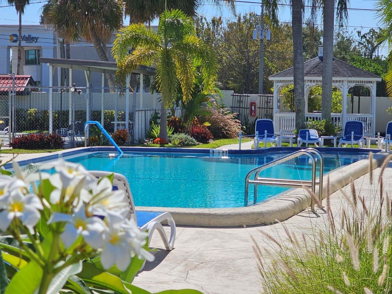 1100 E Bay Drive, Unit 105, Largo, FL 33770 Main Photo