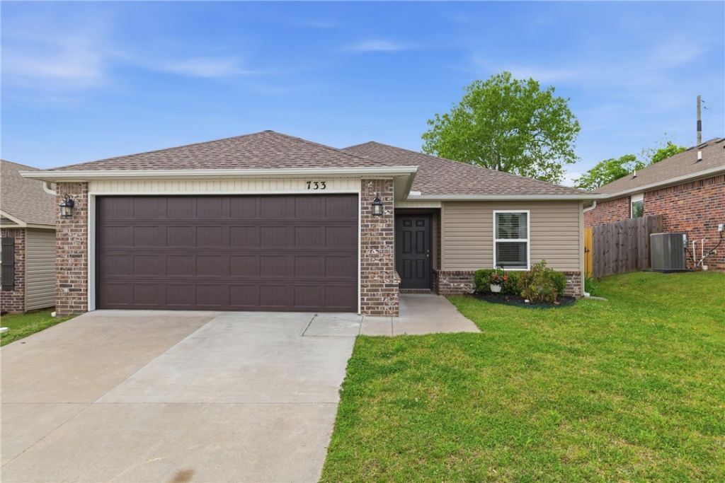 733 S Jaybird Lane, Fayetteville, AR 72701 Main Photo