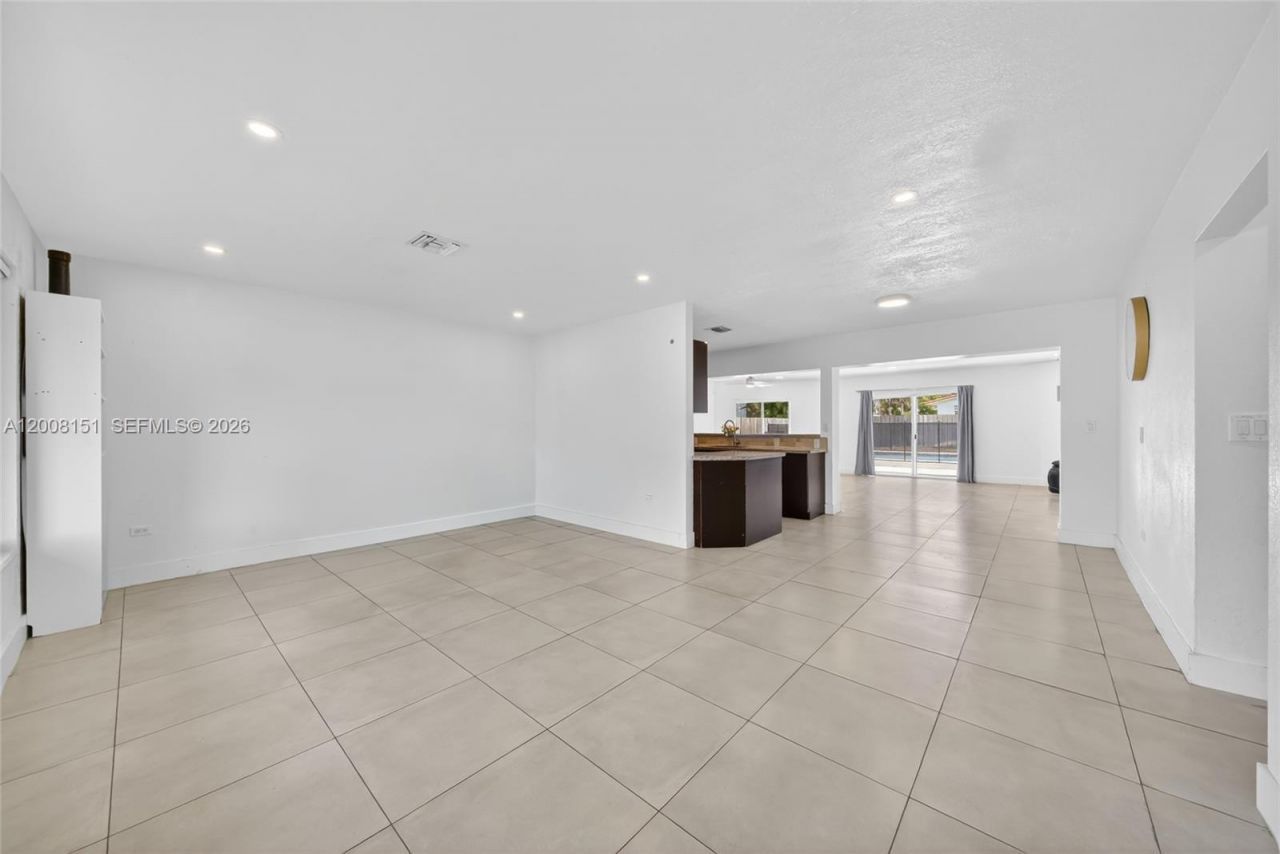 1155 NE 184th St , Miami, FL 33179 Photo