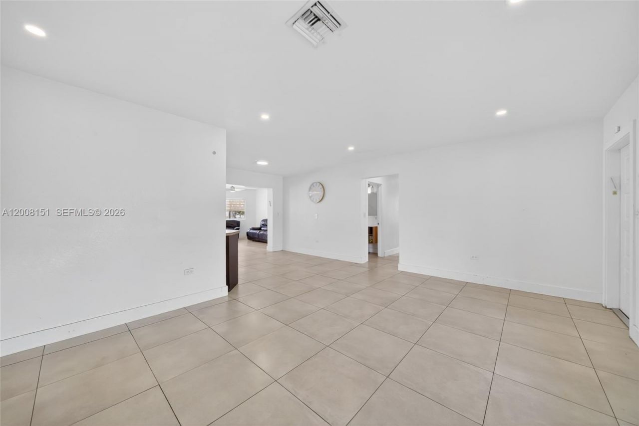 1155 NE 184th St , Miami, FL 33179 Photo