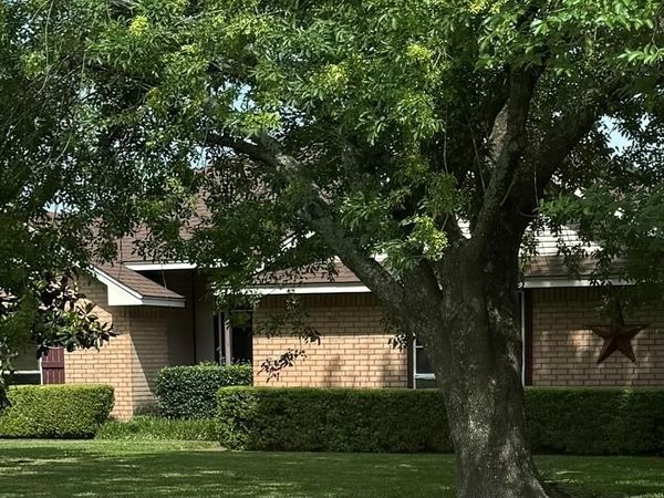 202 Castleridge Drive, Red Oak, TX 75154