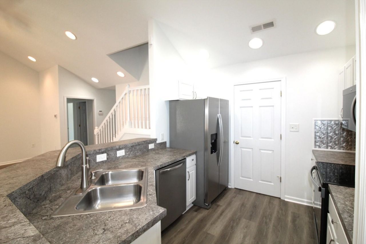 118 Red Cedar Ave. Photo 4