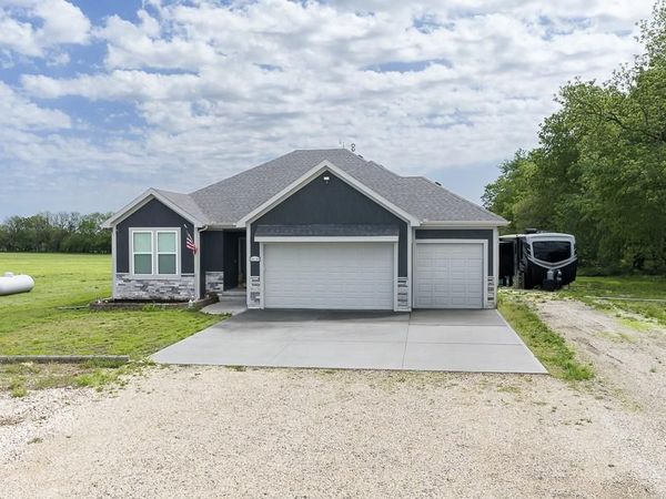 20196 207th Street, Tonganoxie, KS 66086