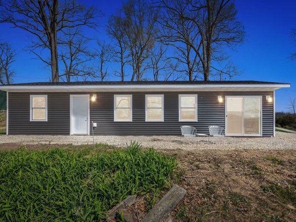 21686 257 Street, Delhi, IA 52223