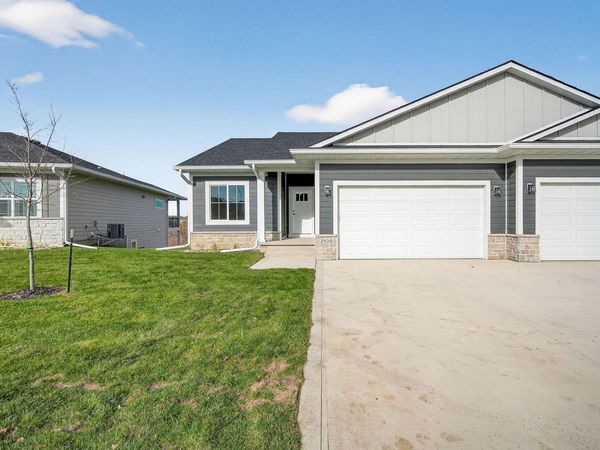2950 Lake Hill Drive, Des Moines, IA 50320