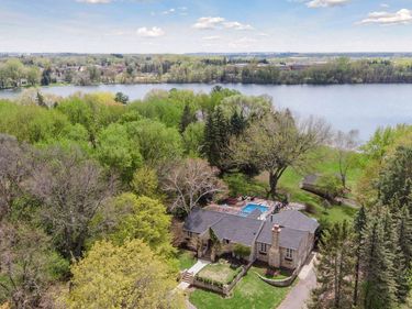 994 Wagon Wheel Trail, Mendota Heights, MN 55120