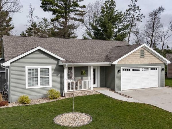 564 HART COURT, Waupaca, WI 54981