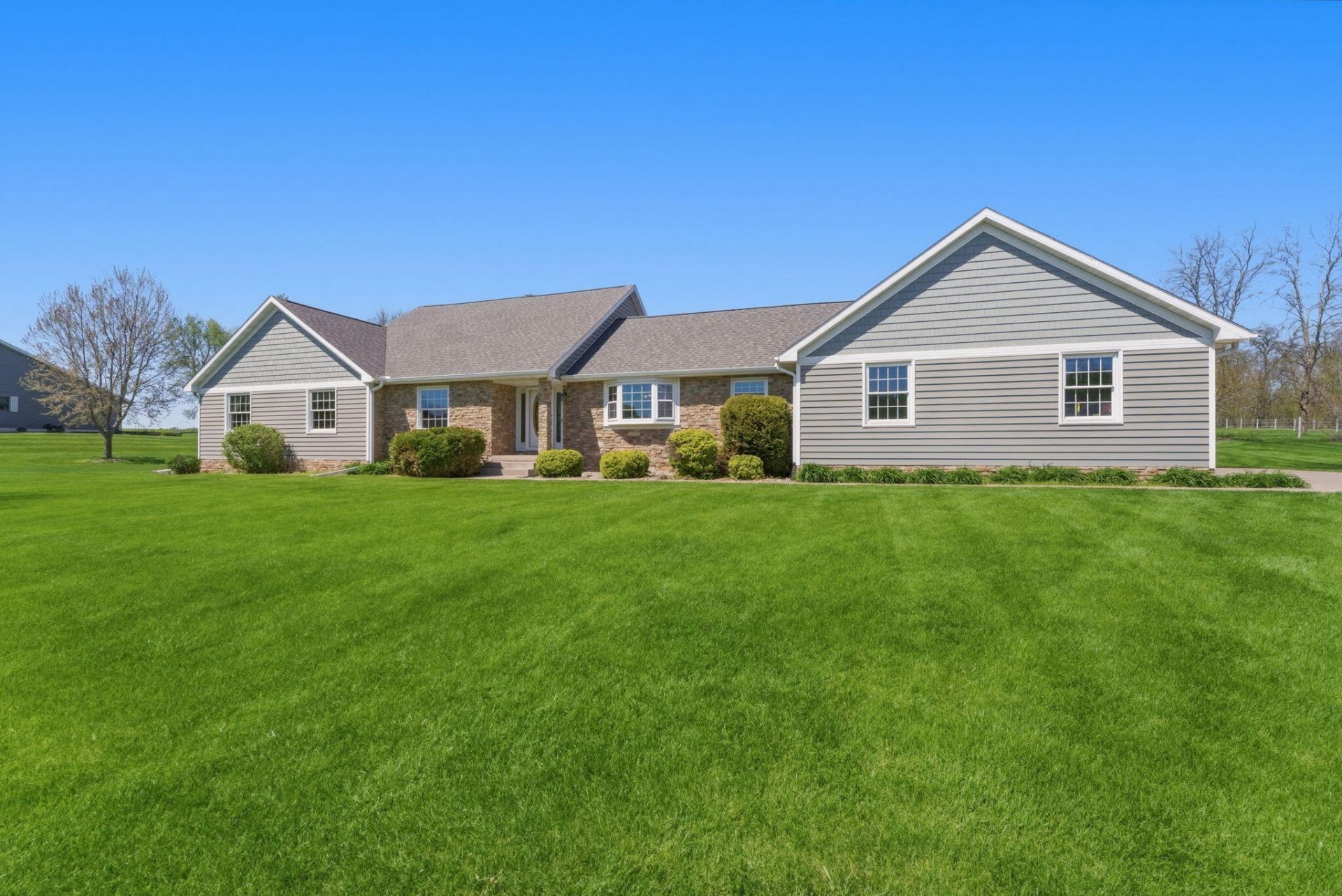 2554 Dartford Den, Muscatine, IA 52761 Main Photo
