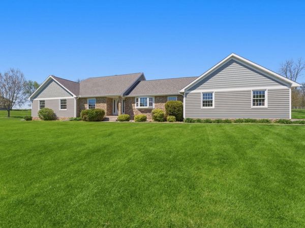 2554 DARTFORD DEN, Muscatine, IA 52761