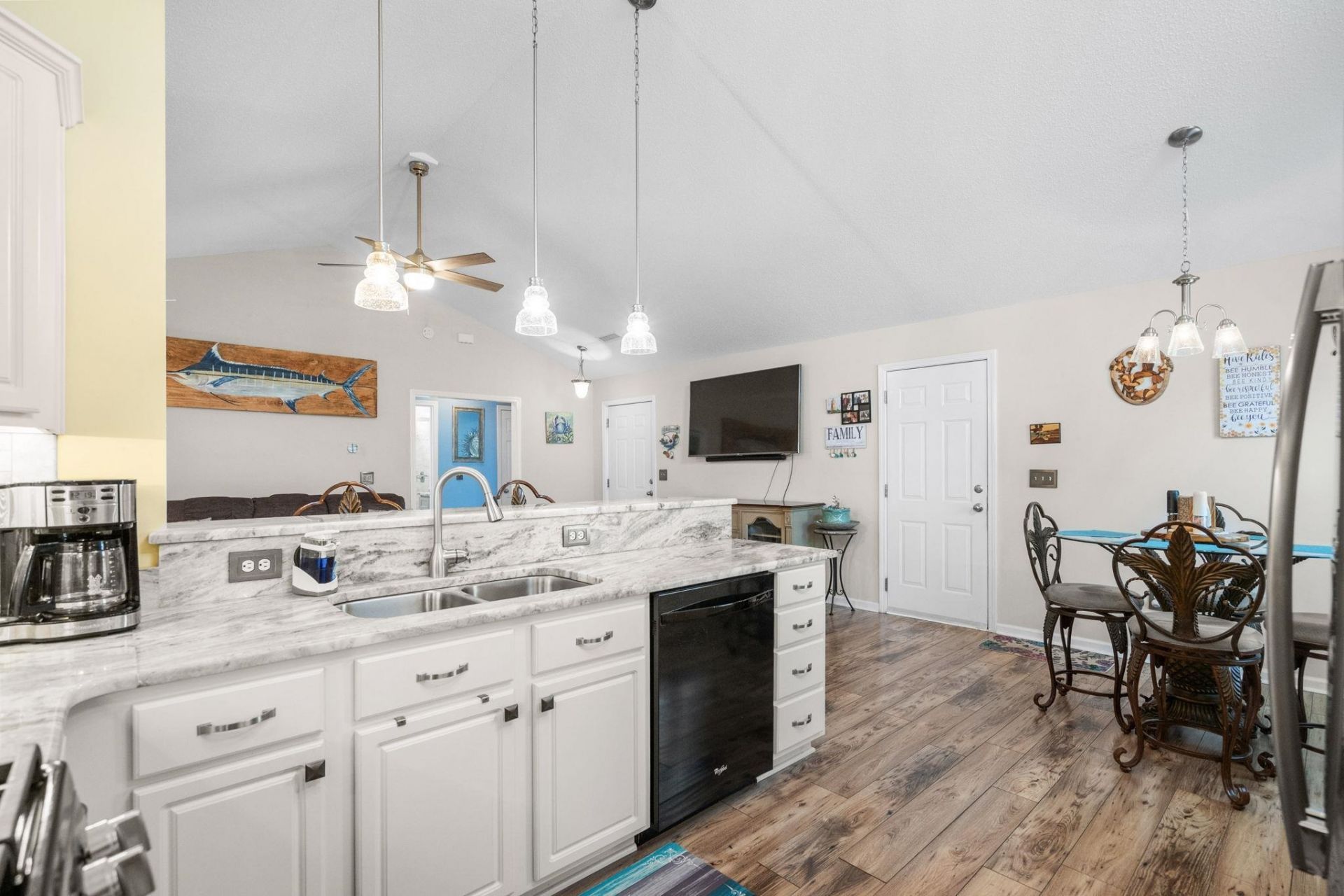 606 Leprachaun Ln. Photo 13