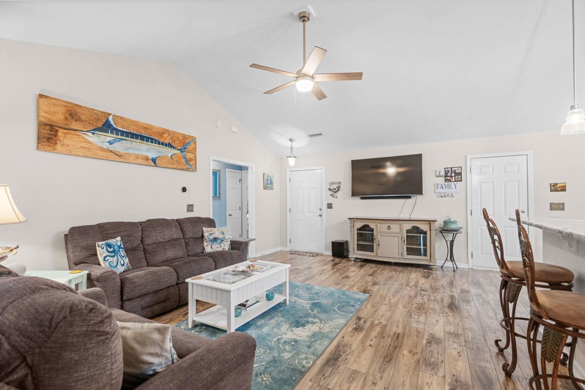 606 Leprachaun Ln. Photo 5