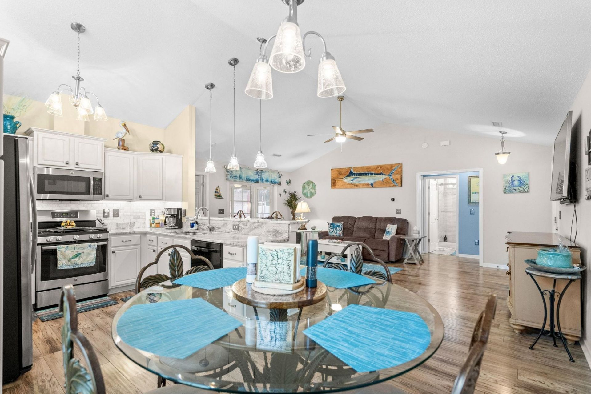 606 Leprachaun Ln. Photo 9