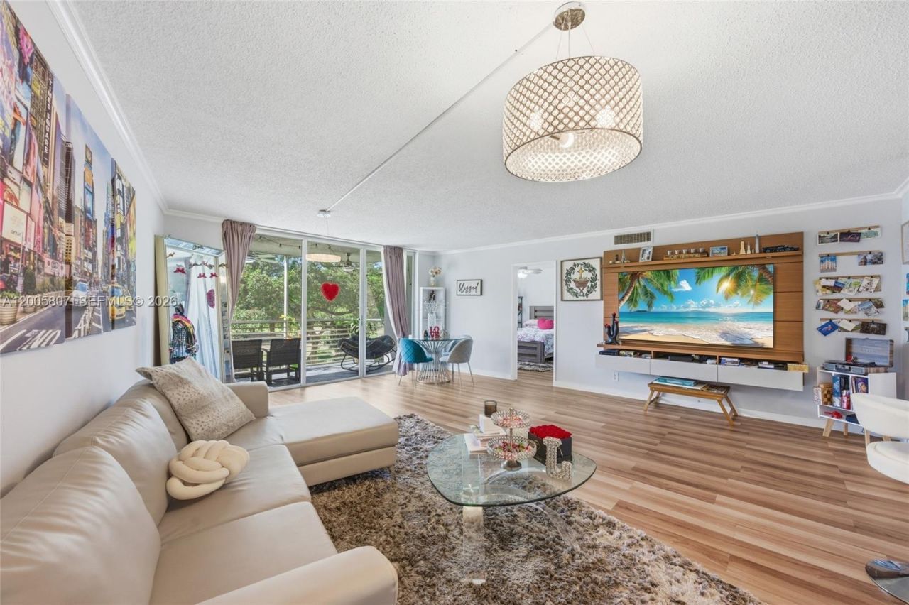 625 Oaks Dr , Unit 304, Pompano Beach, FL 33069 Photo