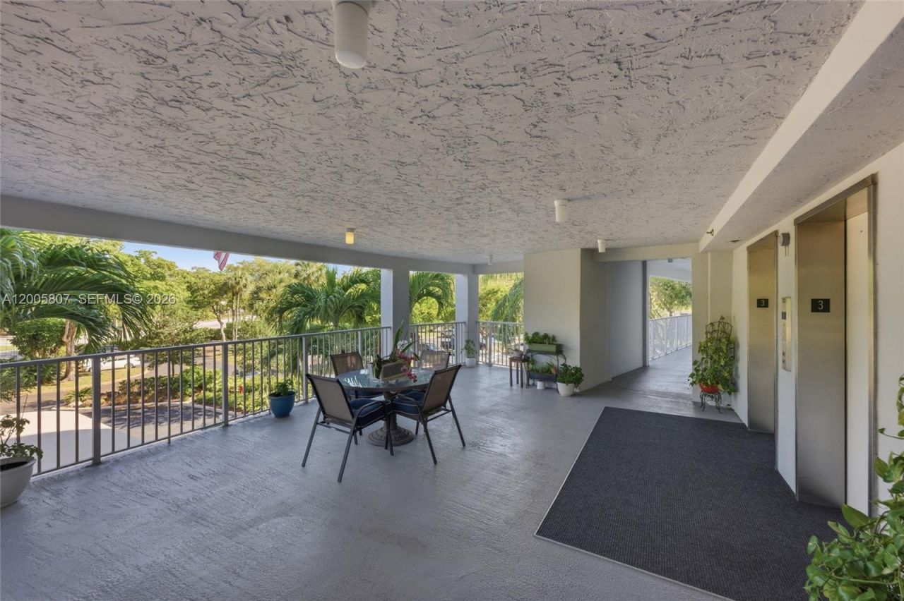 625 Oaks Dr , Unit 304, Pompano Beach, FL 33069 Photo