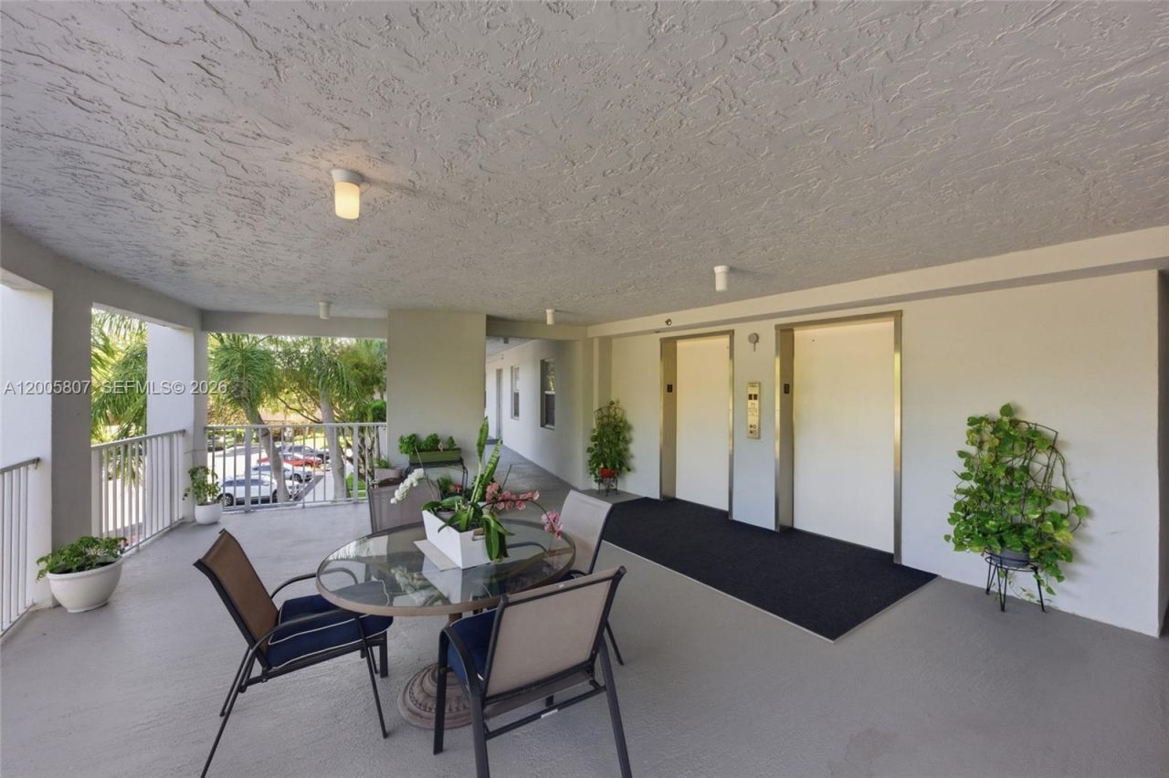 625 Oaks Dr , Unit 304, Pompano Beach, FL 33069 Photo