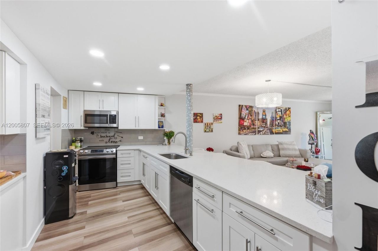 625 Oaks Dr , Unit 304, Pompano Beach, FL 33069 Photo
