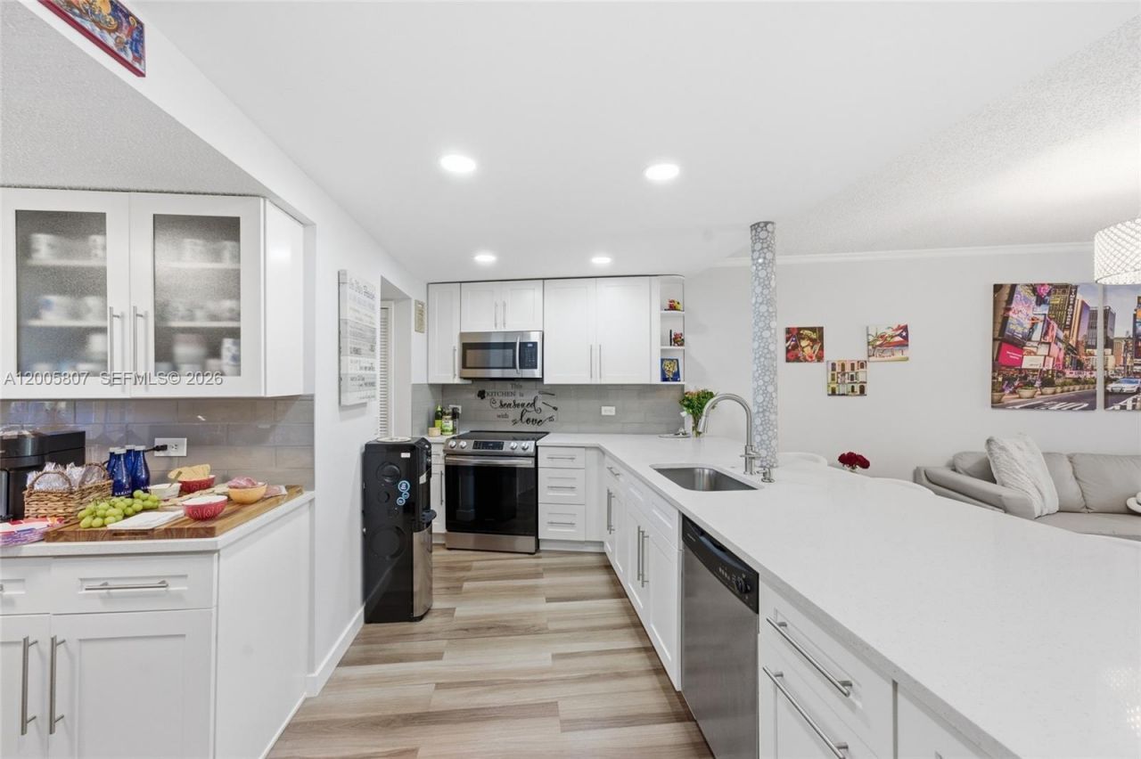 625 Oaks Dr , Unit 304, Pompano Beach, FL 33069 Photo