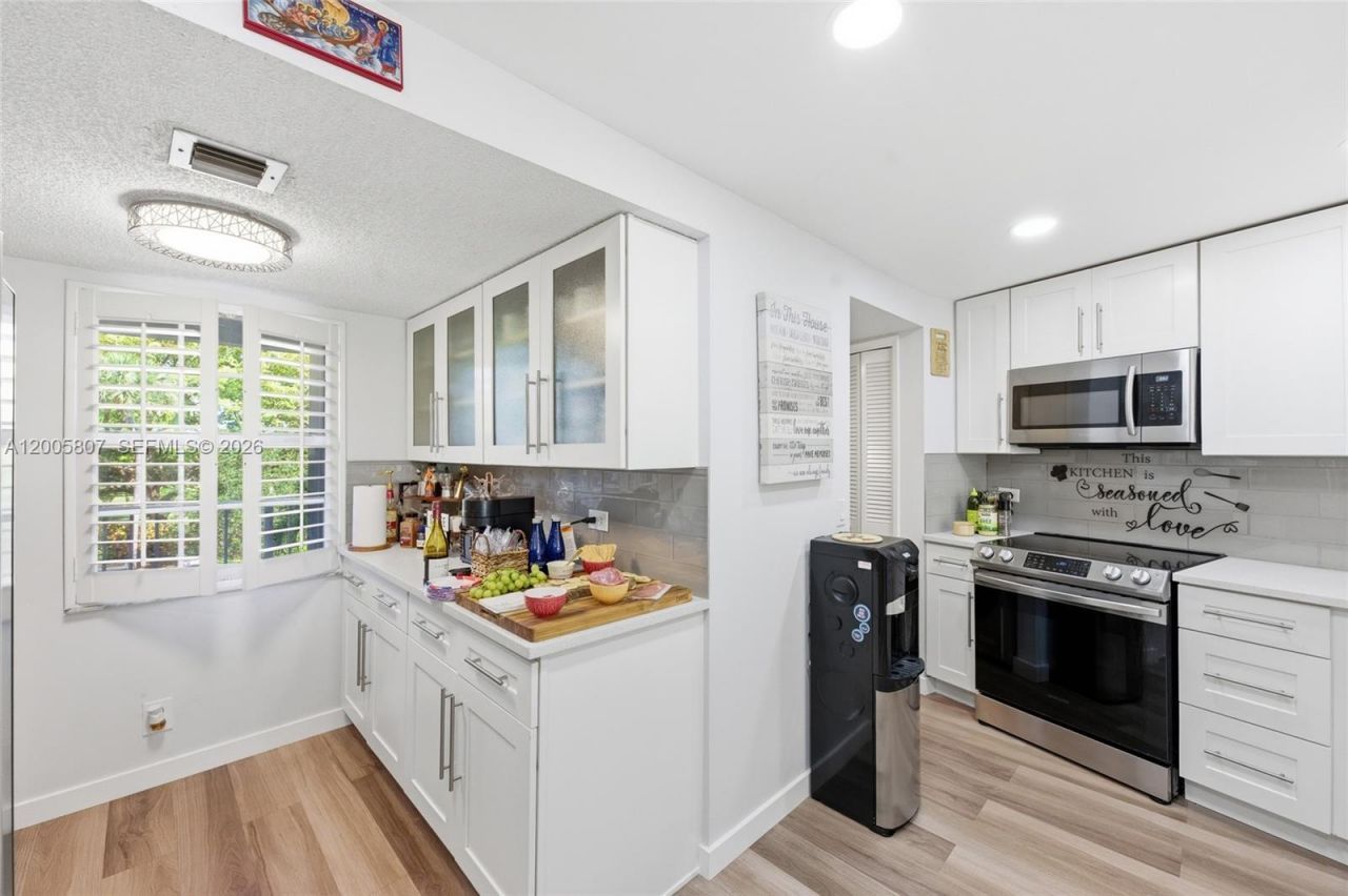 625 Oaks Dr , Unit 304, Pompano Beach, FL 33069 Photo