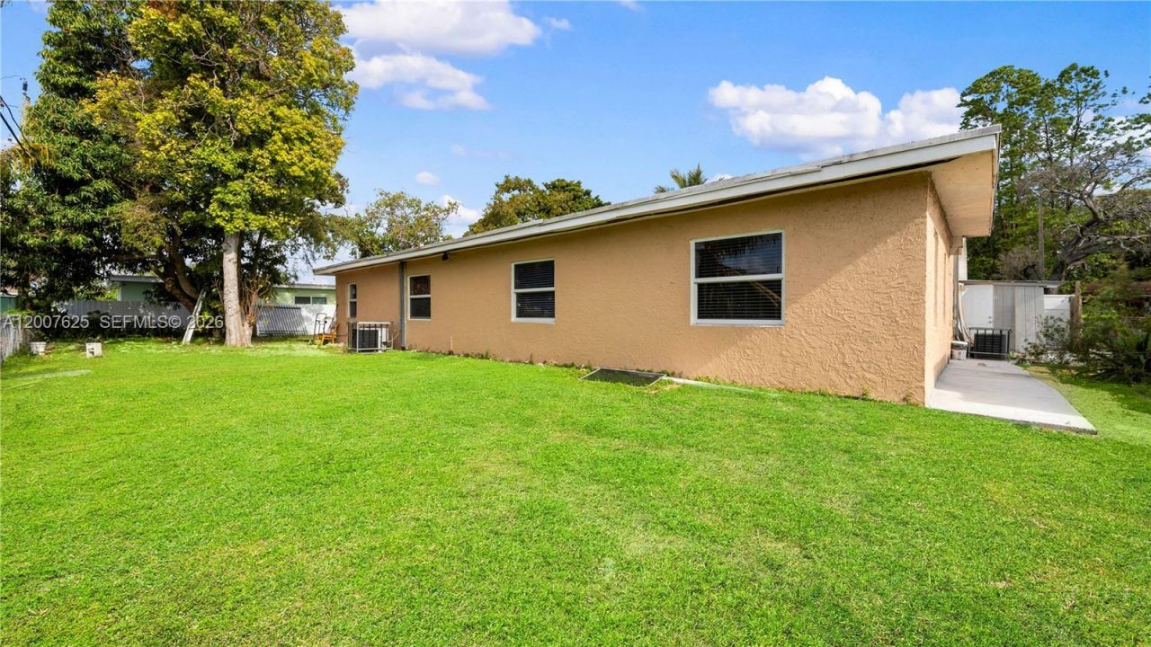 1124 NW 100th Ter, Unit 2, Miami, FL 33150 Photo