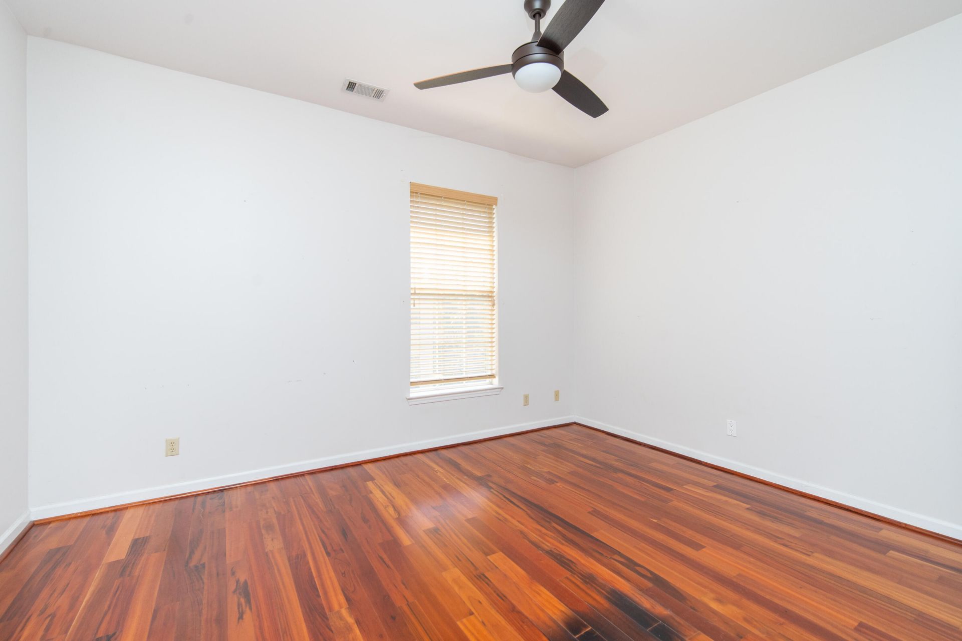 1600 Long Grove Drive Photo 10