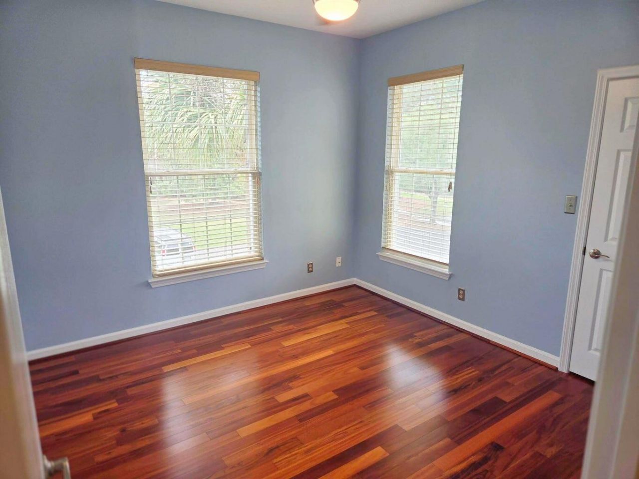 1600 Long Grove Drive Photo 10