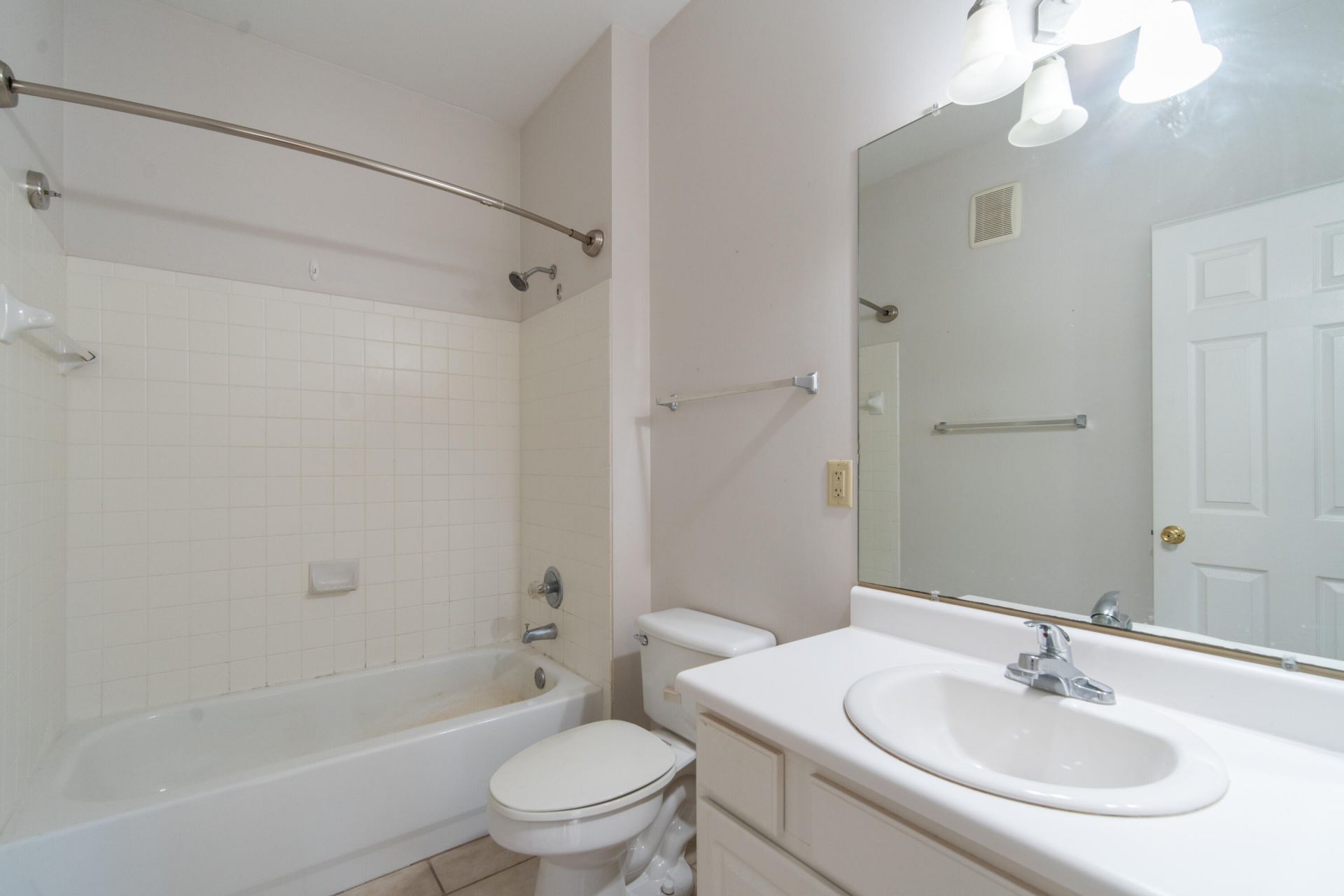 1600 Long Grove Drive Photo 13