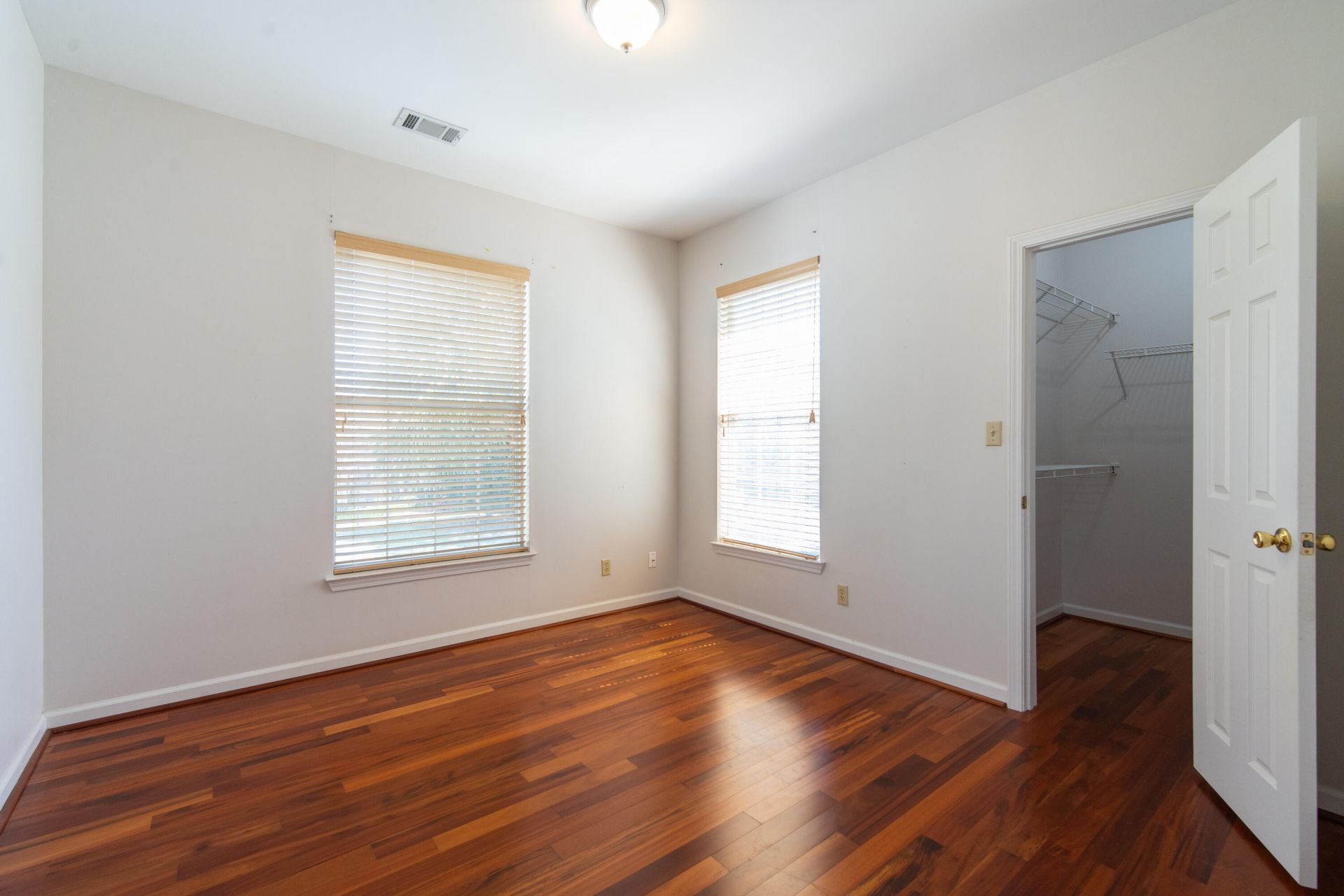 1600 Long Grove Drive Photo 14