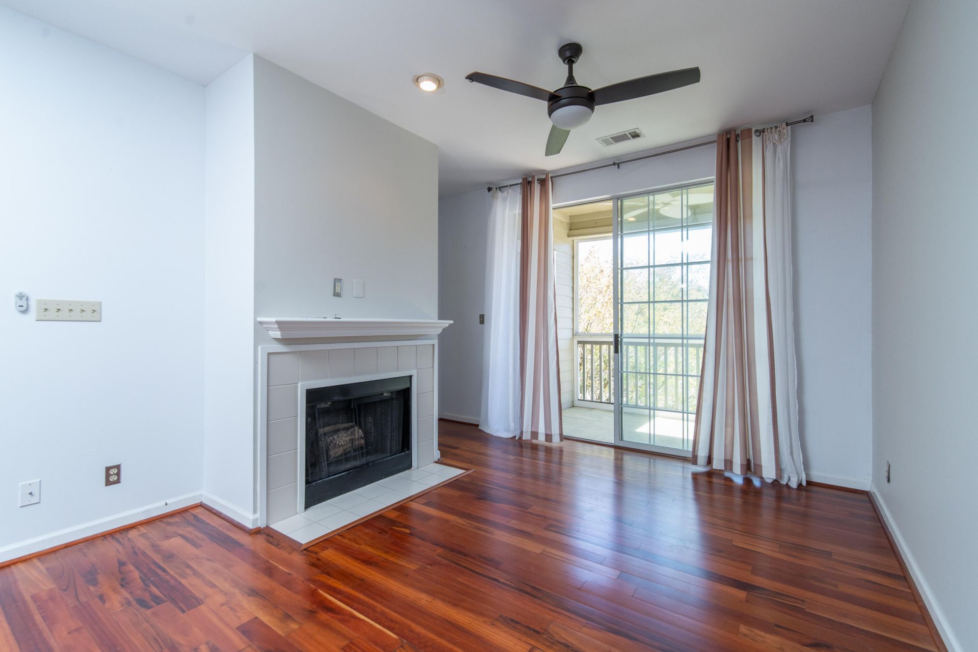 1600 Long Grove Drive Photo 5