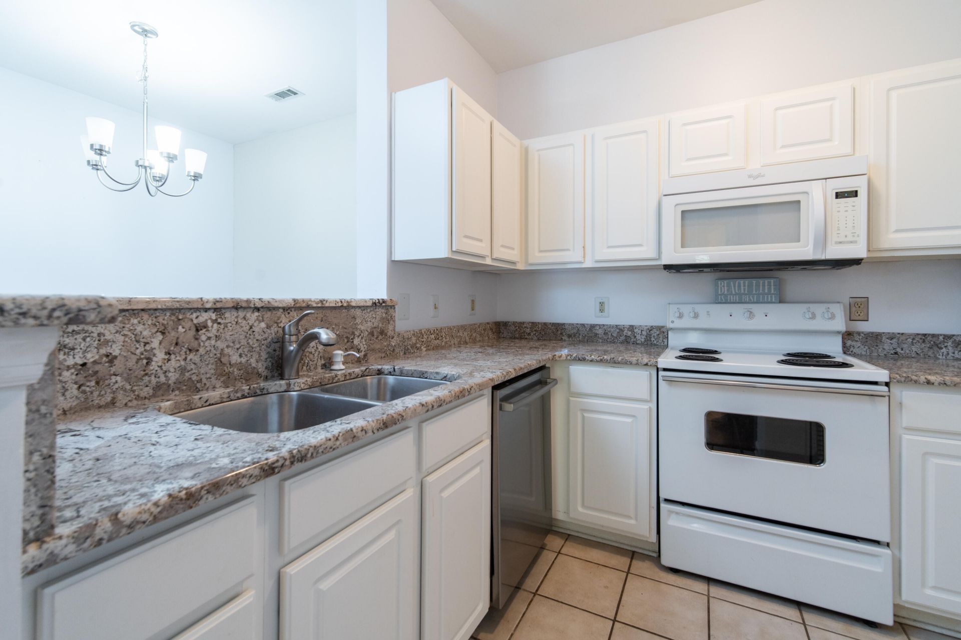 1600 Long Grove Drive Photo 6