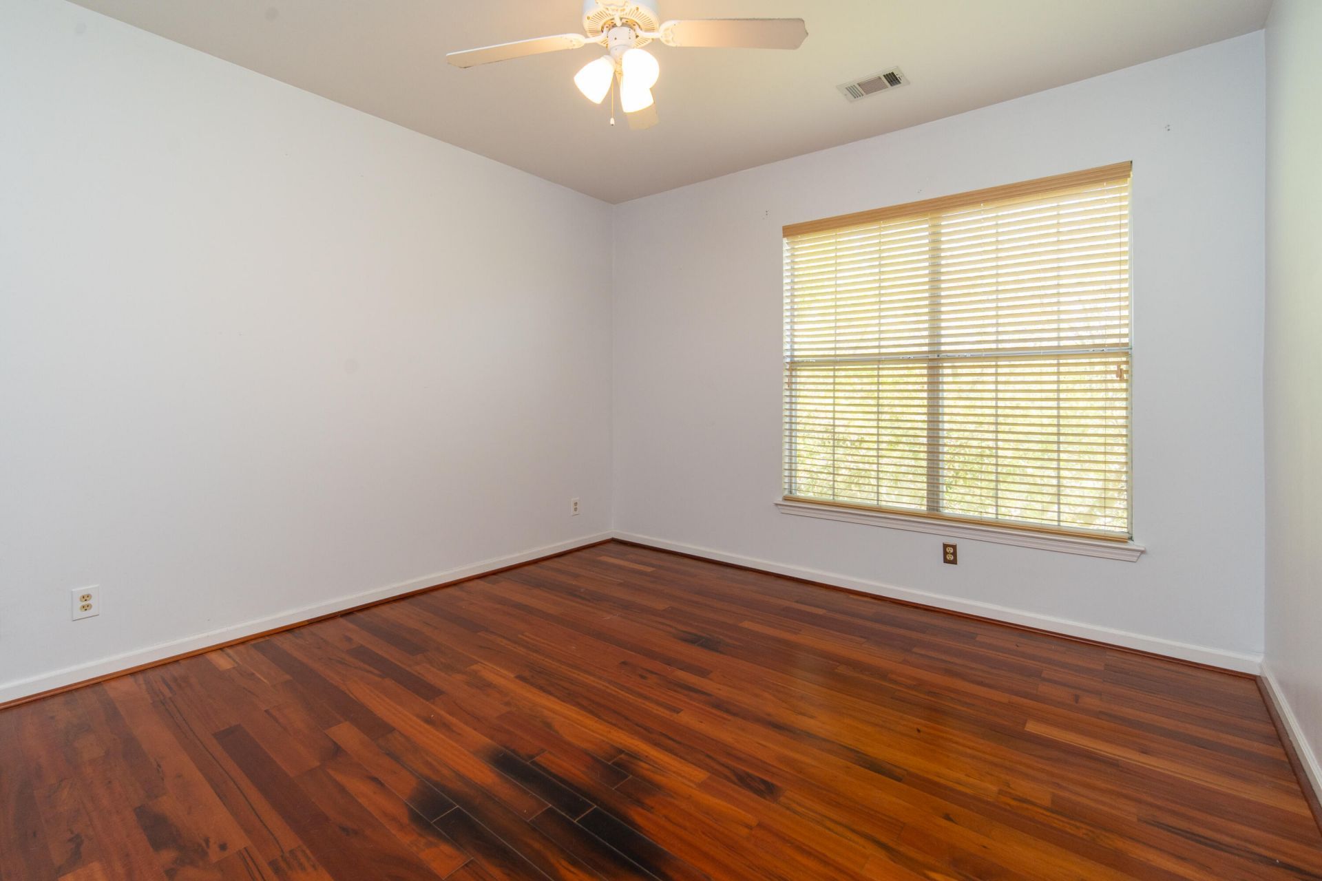 1600 Long Grove Drive Photo 8