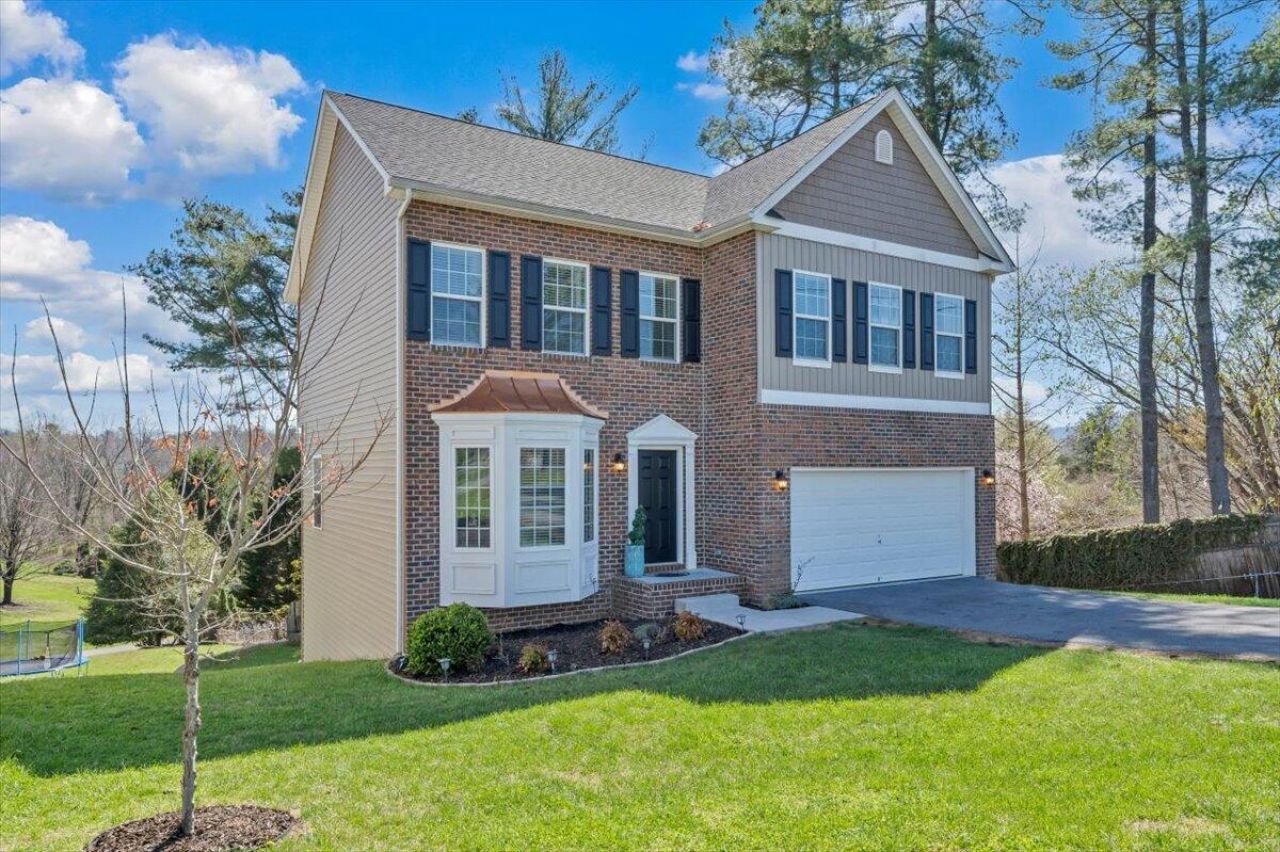 3230 Clearview Dr, Roanoke, VA 24018 Main Photo