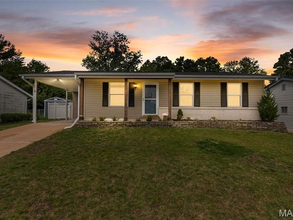 669 Green Hedge Drive, Fenton, MO 63026